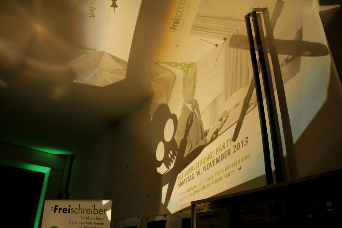 Spatial installation with overhead projectorsfor the award ceremony of the Freischreiber association